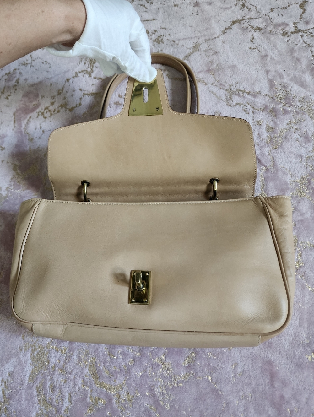 GUCCI | Vintage Beauty With Goldtone Hardware - Picture 5 of 16
